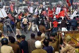 बिहार में राजभवन मार्च के दौरान किसानों पर पुलिस का लाठीचार्ज